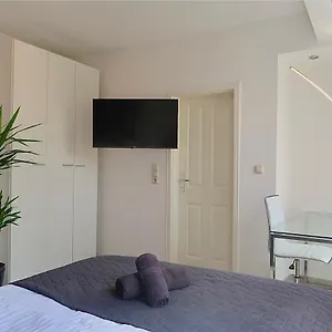Gemuetliche Moderne Mit Tv Apartment